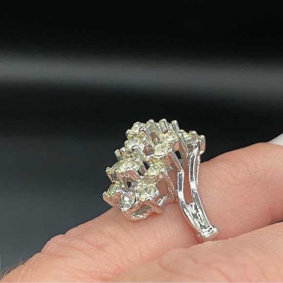 Vintage 18kt Rhodium Plated Tiered Cluster Ring with Clear Rhinestones - Picture 7 of 16